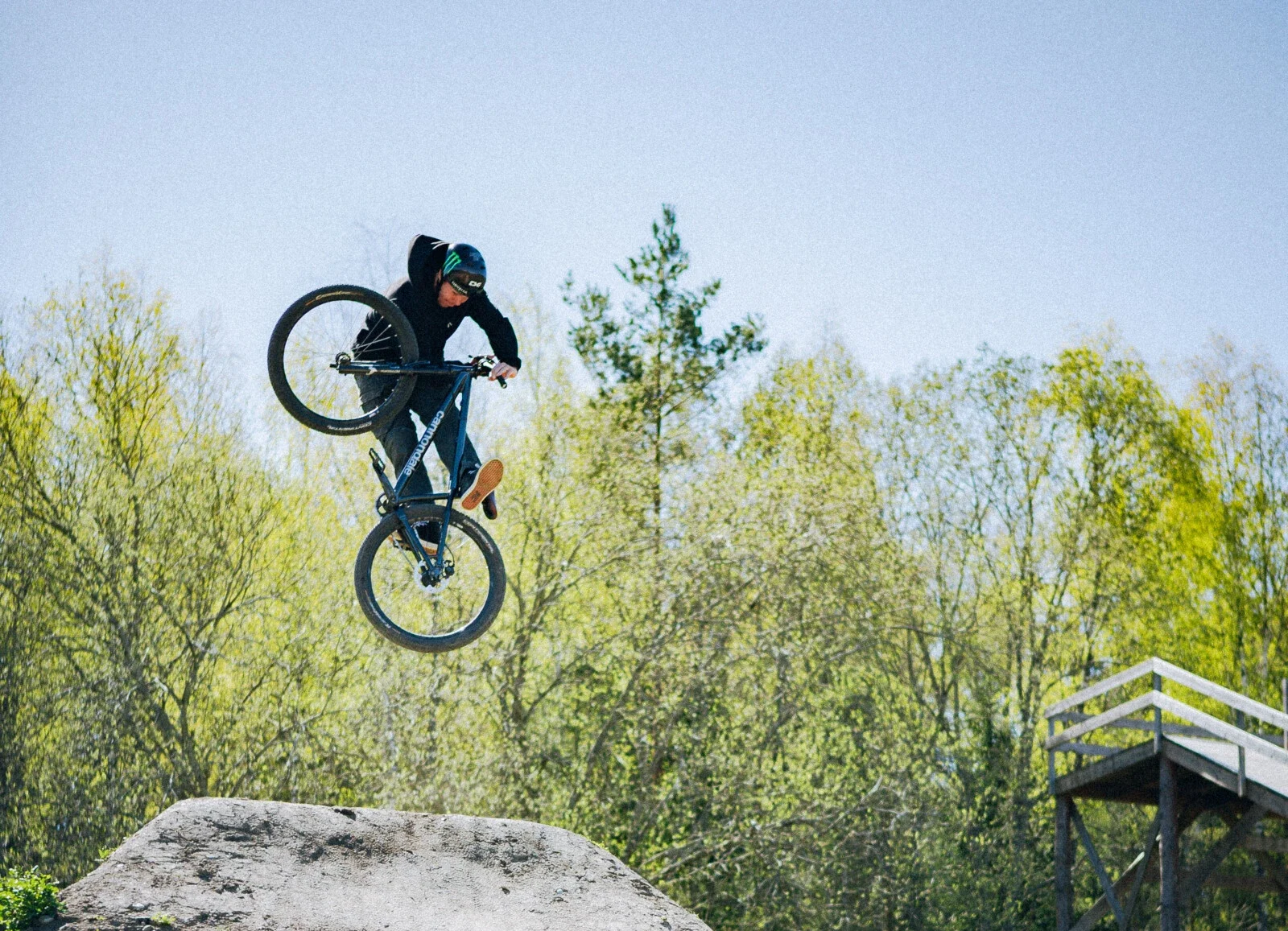 Cyklist hoppar på dirtbike i skogen